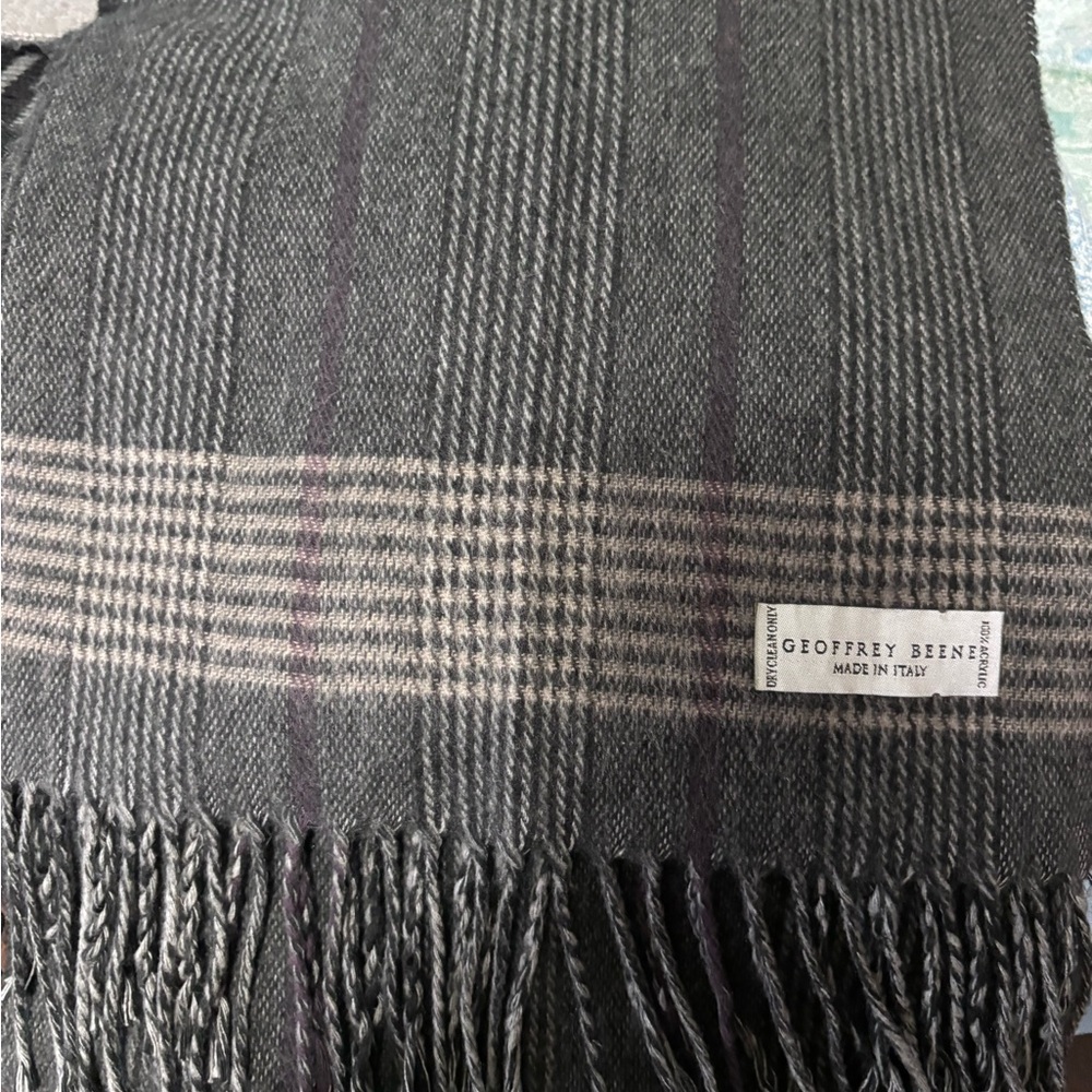 Geoffrey Beene scarf from Italy, beautiful women will in dark gray, great condit - Picture 1 of 4